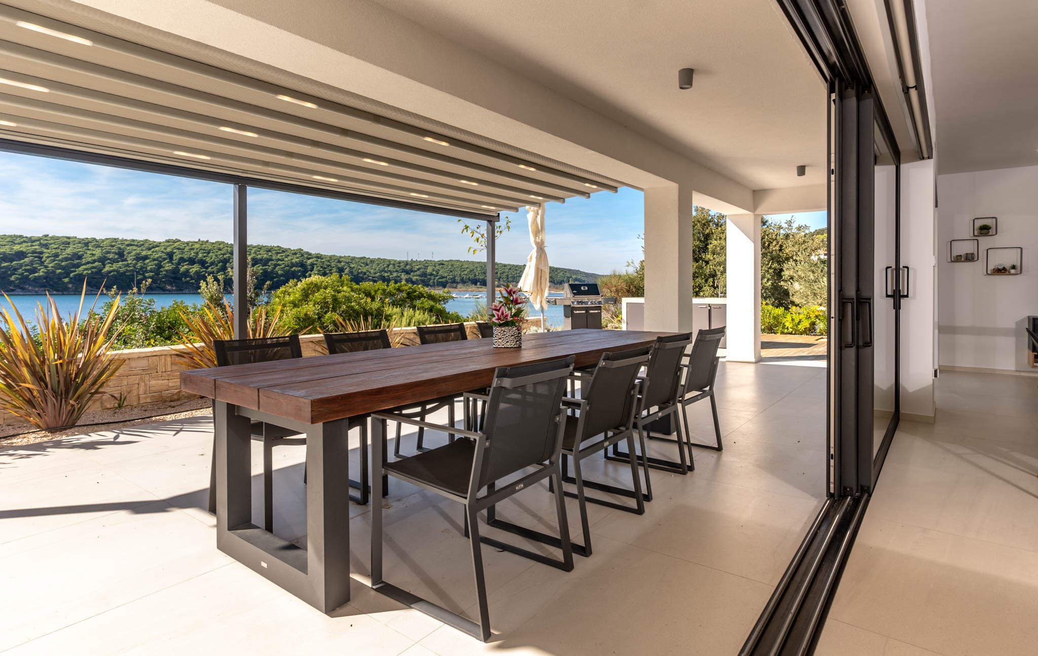 Apartment 1 — Terrasse mit Esstisch