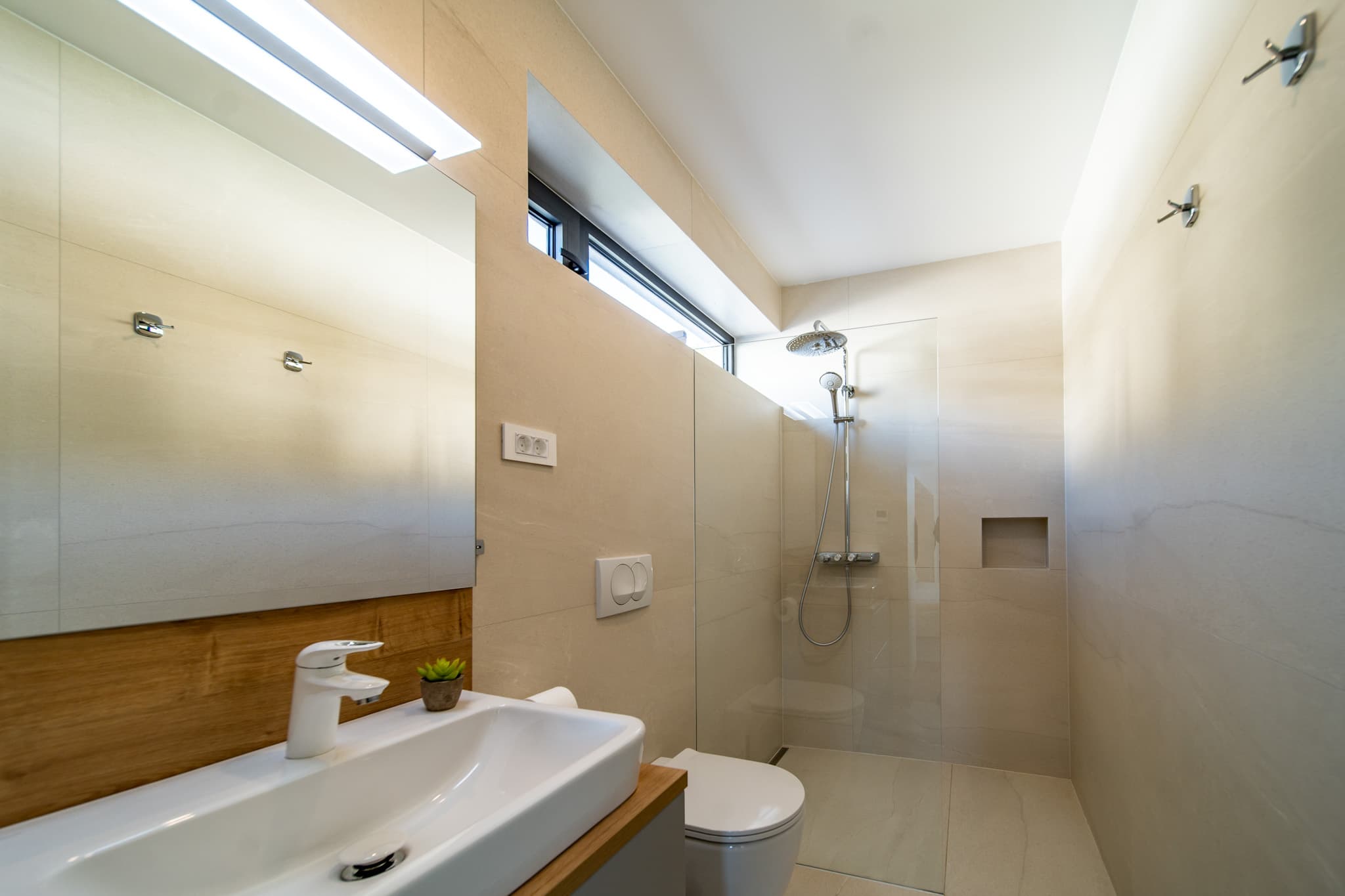 Apartment 1 — Badezimmer mit Dusche