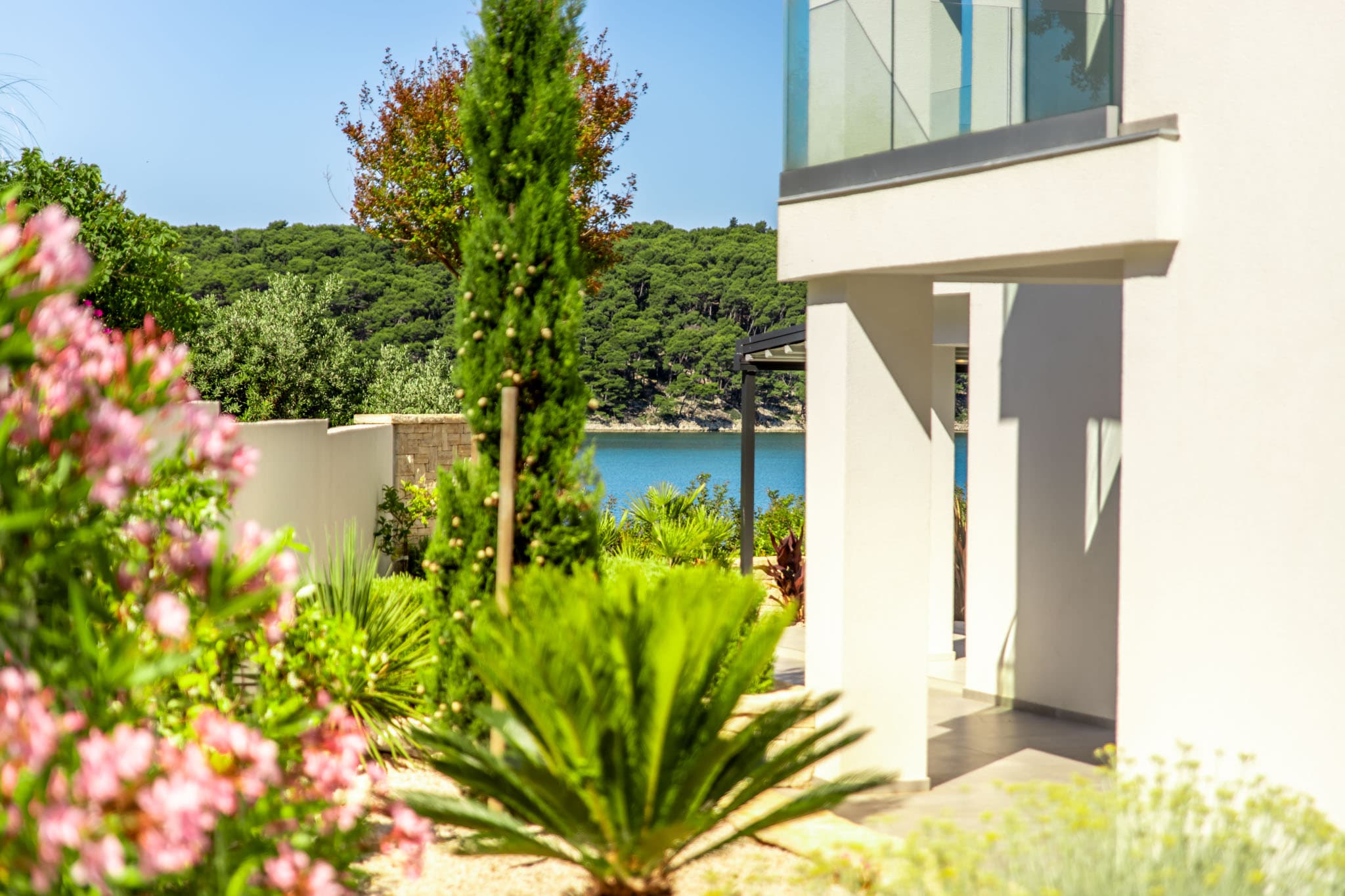 Villa Veronica — Gartenblick zur Bucht