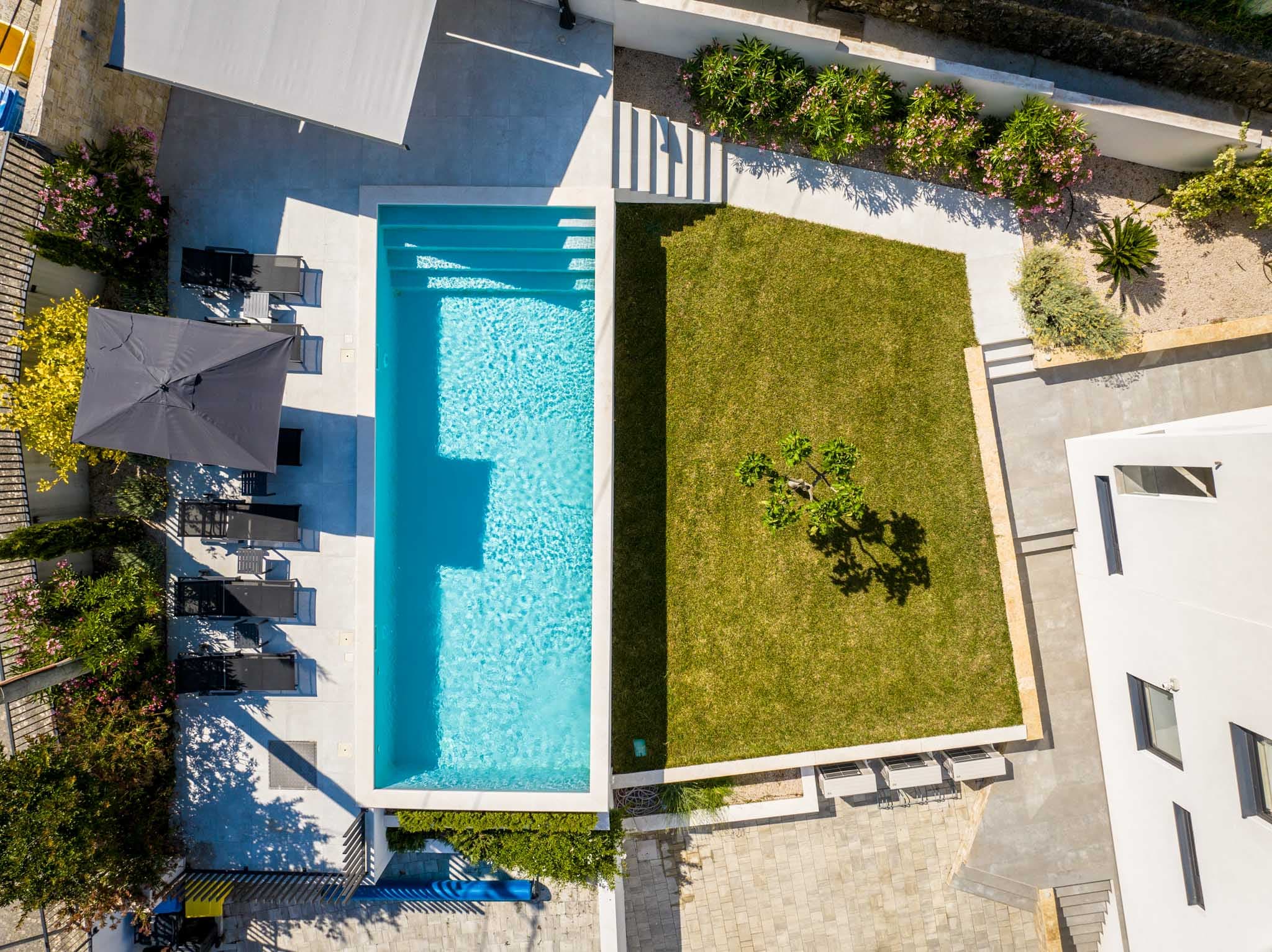 Villa Veronica — Pool und Rasen von oben