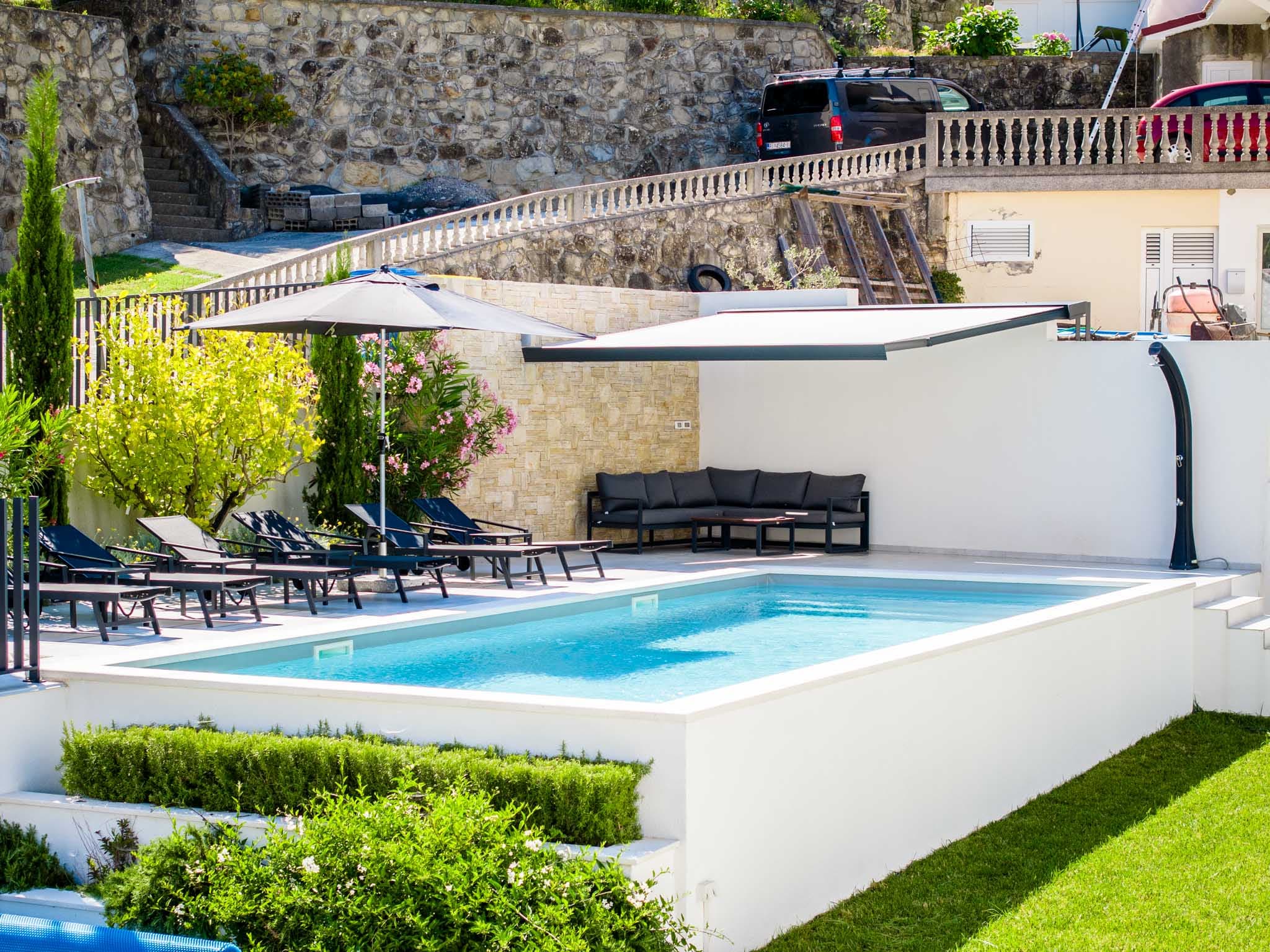 Villa Veronica — Pool mit Lounge und Markise