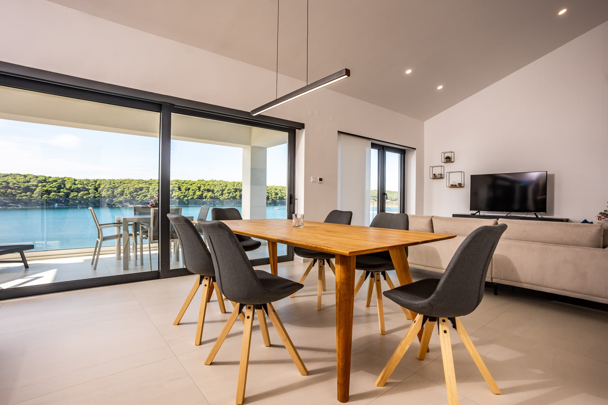 Penthouse Apartment — Essbereich mit Blick zur Terrasse
