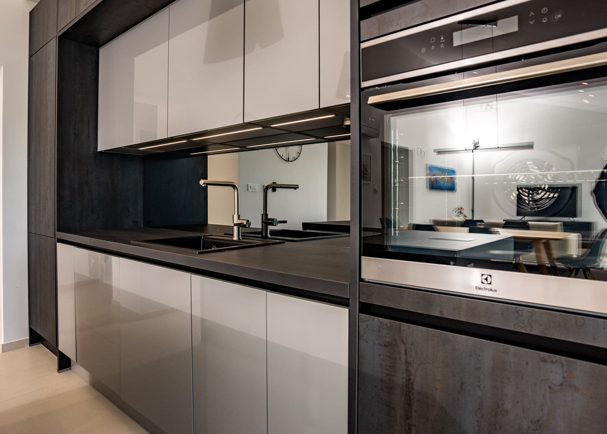 Penthouse Apartment — Küchenzeile mit Backofen