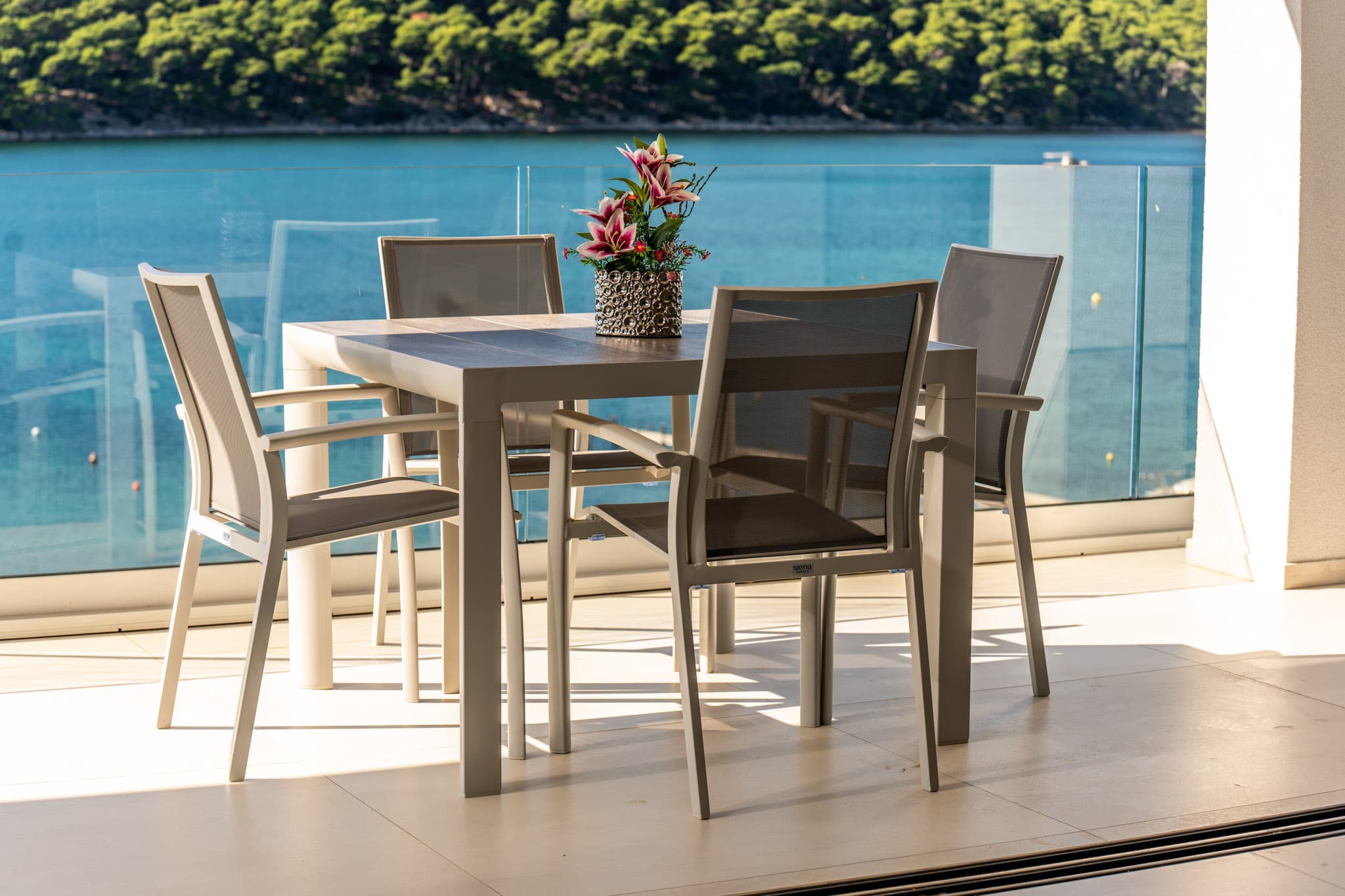 Penthouse Apartment — Balkon mit Esstisch