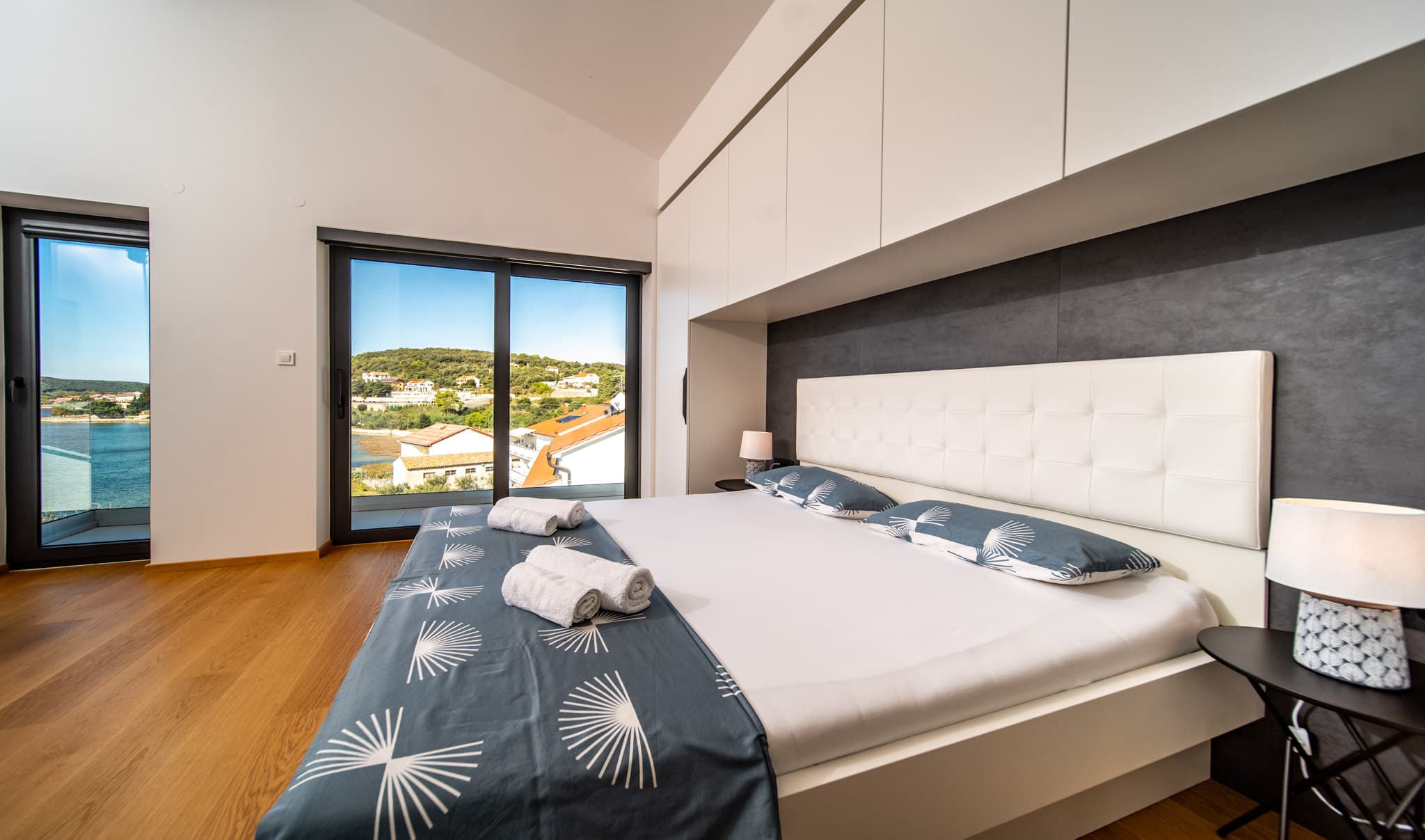 Penthouse Apartment — Schlafzimmer mit Meerblick