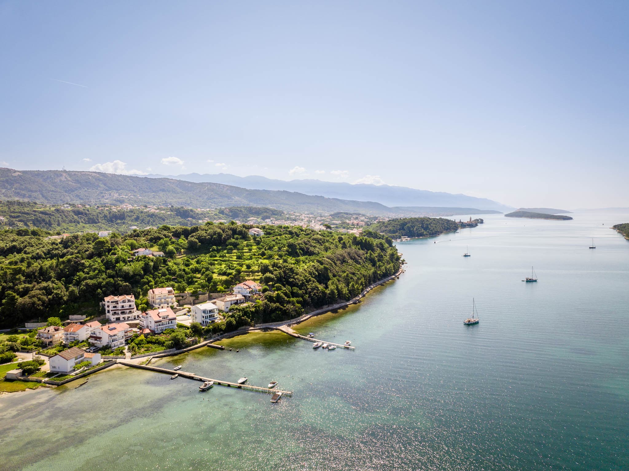 Luftaufnahme der Bucht und Küste auf der Insel Rab