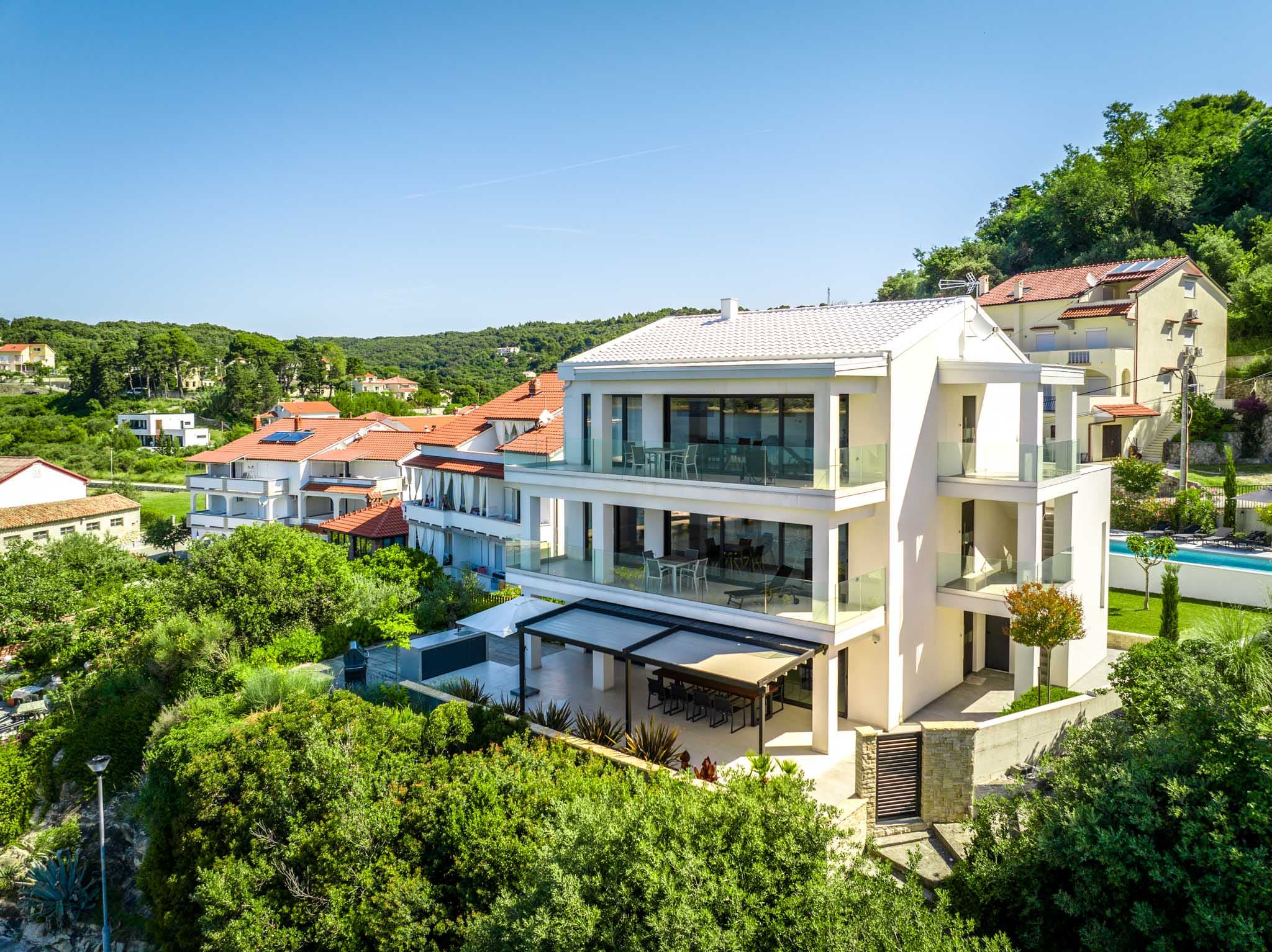 Die Villa Veronica von oben, mit ihren Terrassen zur Meerseite und dem Pool an der Seite